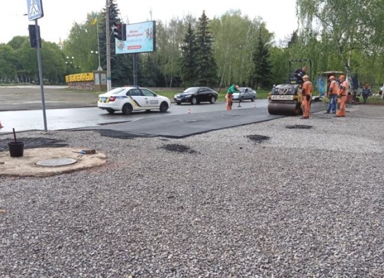 В Краматорске укладывают асфальтное покрытие на тротуаре по ул. Академической 