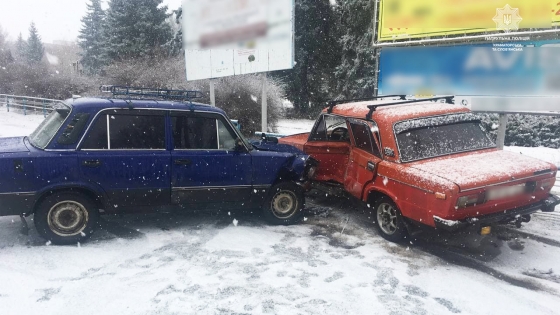 В Славянске водитель авто ВАЗ не справился с управлением и совершил наезд на припаркованное авто