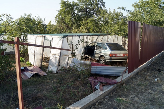 В Краматорске автомобиль в результате ДТП оказался в чужой теплице