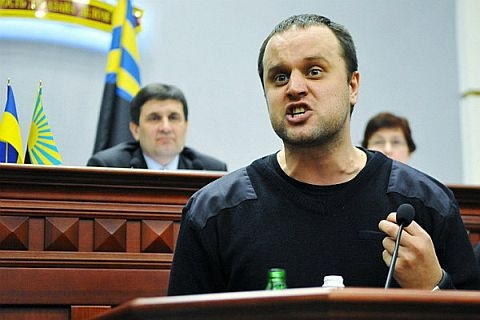 3-го березня 2014 року на сесії Донецької облради її голова Андрій Шишацький (на задньому плані) погодився на вимоги сепаратистів – депутати без обговорення прийняли рішення про проведення 
