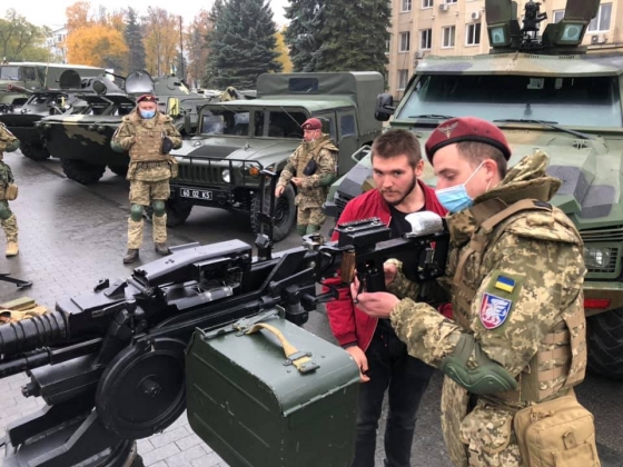 В Краматорске на площади Мира проходит выставка военной техники и вооружения 