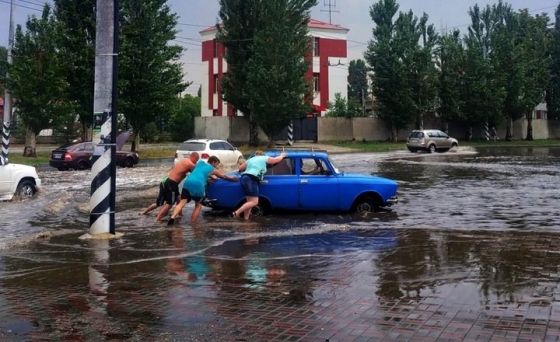 В Краматорске после мощного ливня затопило дороги и подъезды  (видео)