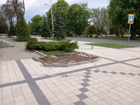 В Краматорске коммунальщики демонтировали ларек в районе площади Мира (фото)