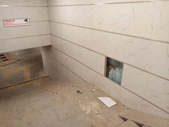 В капитально отремонтированном подземном переходе на Новом Свете повредили плитку  (фото)