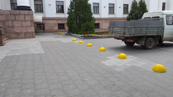 В Краматорске коммунальщики перекрыли проезд через площадь Мира (Фотофакт)