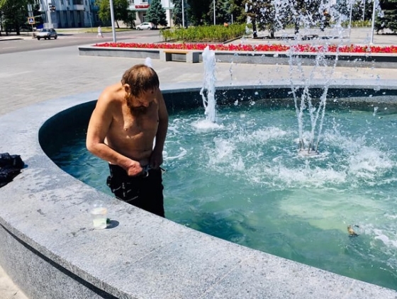 В Краматорске в фонтанах купаются дети и бомжи (фото)