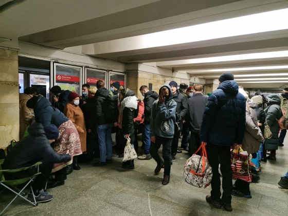 Бомбоубежище на станции метро &quot;Героев Днепра&quot; переполнено: кто опоздал, того не пускают