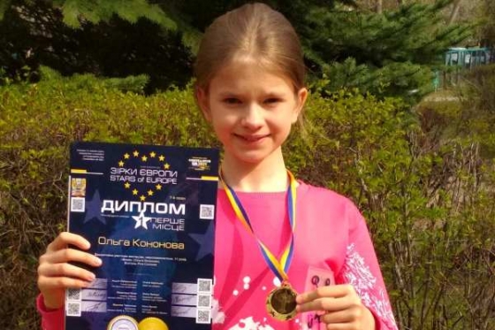 Юная мастерица из Краматорска создала кружевной веер и победила