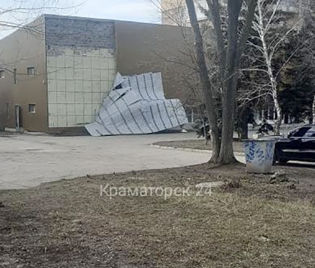 Ремонтируемое здание ЗАГСа в Краматорске потеряло часть «одежки» (фото)