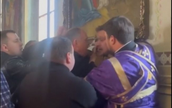 У Хмельницькому піп УПЦ МП побив військового прямо у церкві: &quot;скільки ще людей повинні загинути?&quot; (відео)