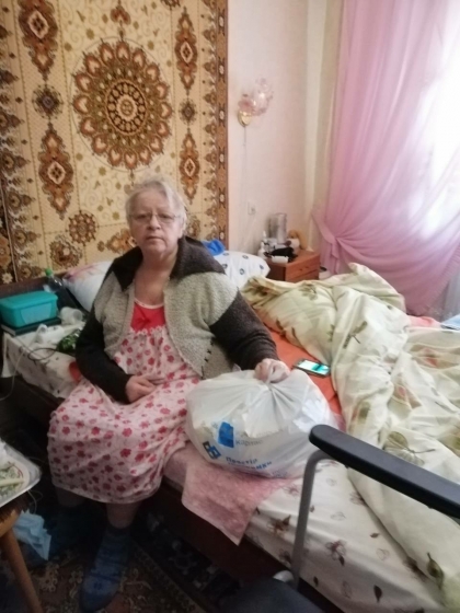 В Краматорске волонтеры помогают одиноким пожилым людям продуктами