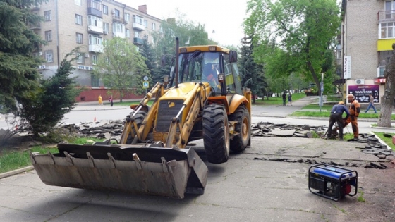 В Краматорске ремонтируют аварийные участки тротуара по ул. Академической (фото)
