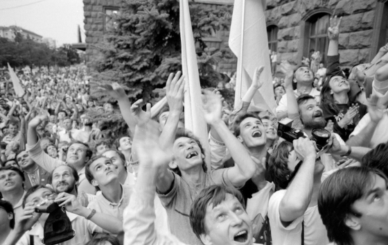 Синьо-жовтий чи жовто-синій? Що означають кольори прапора України