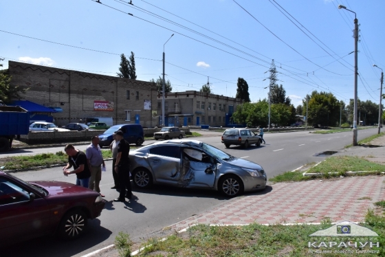 Виртуозная авария: в Славянске в ДТП попали 5 автомобилей (фото)