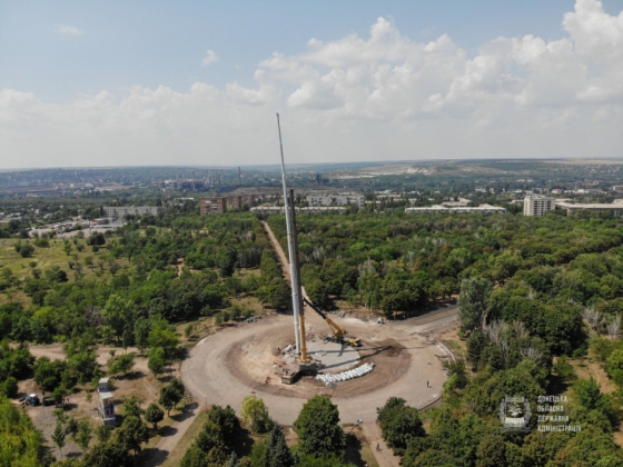 В Краматорске устанавливают 80-метровый флагшток 