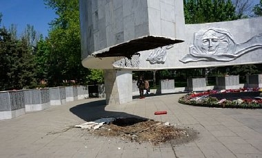 В Ростове обрушилась часть мемориала Победы во время возложения цветов (видео, фото)