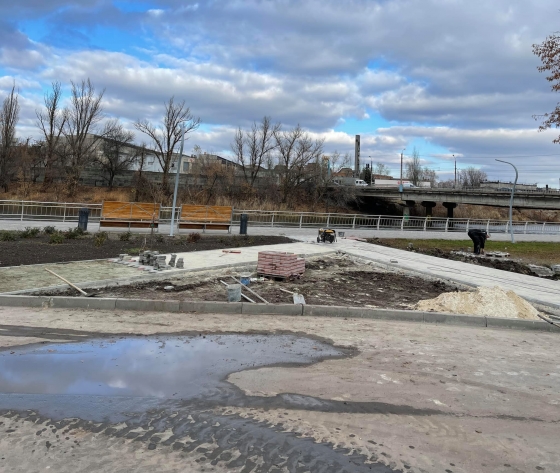 В Саду Бернацкого обустраивают тротуары к набережной (фото)