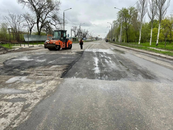 У Краматорську усувають пошкодження дорожнього покриття після ракетного удару по вулиці Олекси Тихого 9 січня 2023 року