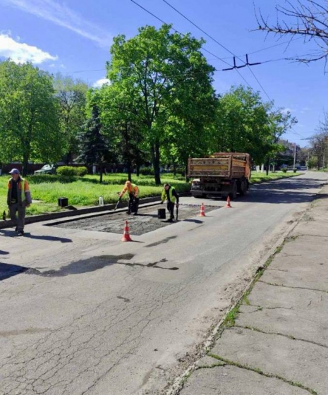 У Краматорську ремонтують дорогу по вулиці Василя Стуса