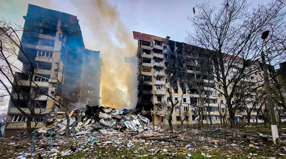 Рашисти завдали авіаудару по багатоповерхівці у Вугледарі - під завалами перебувають люди