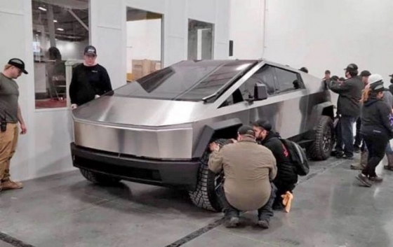 Опубликованы первые фото серийного пикапа Tesla Cybertruck (фото, видео)