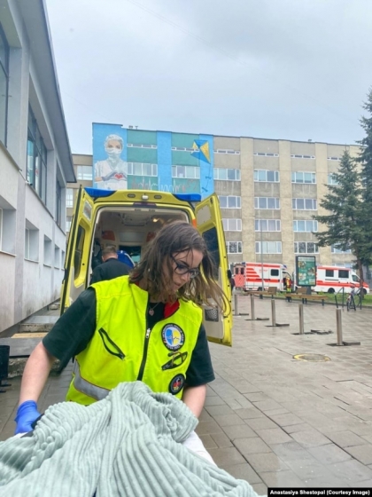 Поранену Настю транспортують до Німеччини