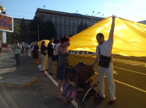 Днепр национальный флагразвернули на площади Героев Майдана