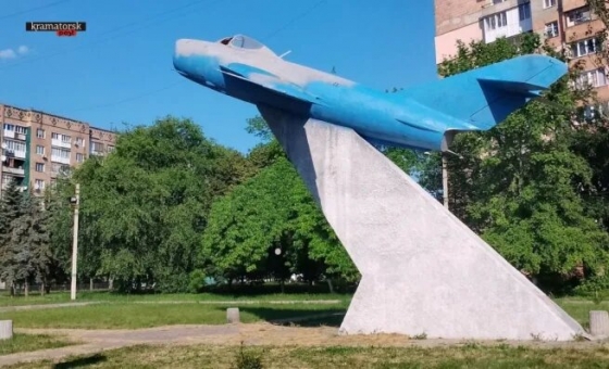 Пофарбувати, а не прибрати: у Краматорську монумент &quot;Літак&quot; позбавляють радянських зірок