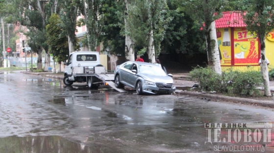 На Центральной в Славянске автомобиль въехал в дерево (фото)