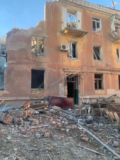 Росіяни завдали 2 ударів по Слов’янську. Пошкоджено школу та під’їзд будинку. Під завалами можуть бути люди, - мер Лях