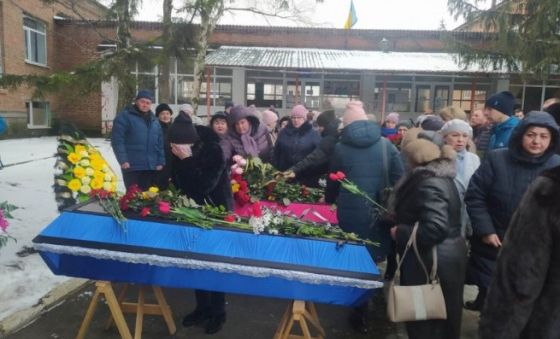 Загинули від російського обстрілу: у Краматорську попрощалися з директоркою 24 школи та її чоловіком