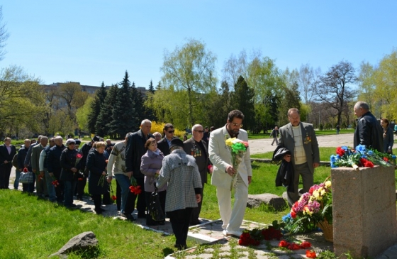 возложением цветов к закладному камню