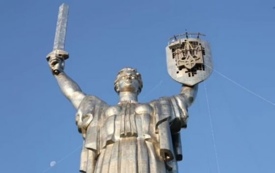 На Батьківщину-матір у Києві встановили тризуб