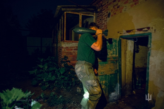 Мінометники Донецької окремої бригади Сил ТрО готують окупантам креативні «подарунки» при світлі ліхтариків