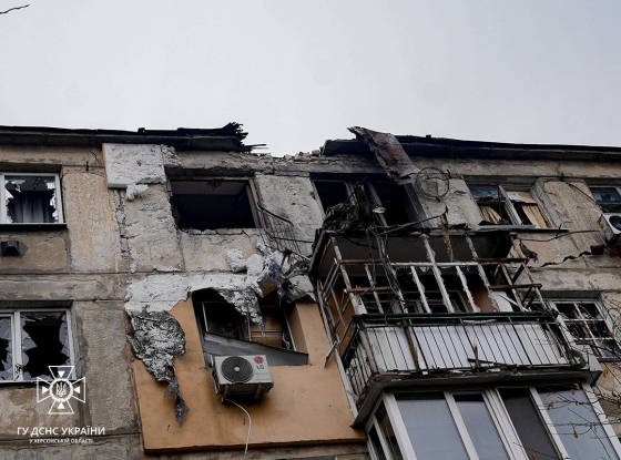 Обстріли Херсонщини: ворог поцілив по житлових кварталах, гуртожитку та адмінбудівлі. Є жертви