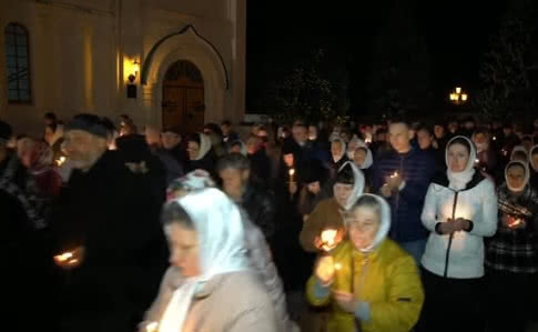 В Святогорской лавре на Донетчине Пасху встречали толпой без масок и дистанции (фото, видео)