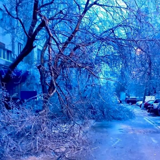 У Краматорську комунальники продовжують ліквідовувати наслідки негоди