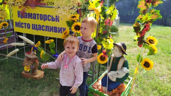 Фестивалим, релаксуем, тусим: в Саду Бернацкого праздник ко Дню Независимости в самом разгаре