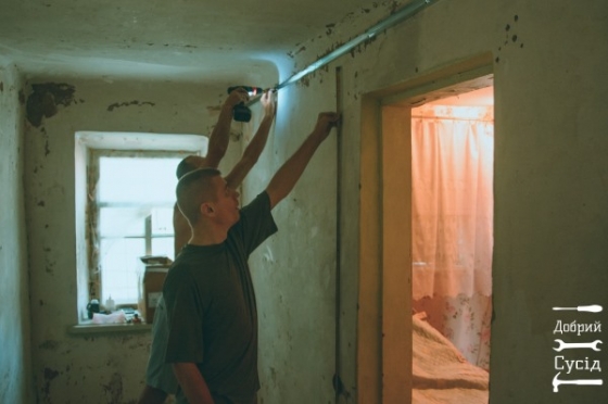 «Добрые соседи» снова бесплатно помогают делать ремонты жителям Краматорска