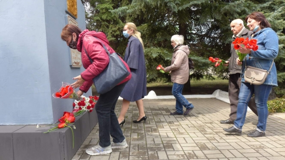 В Краматорске отметили День памяти и примирения возложением цветов к мемориалам погибшим солдатам