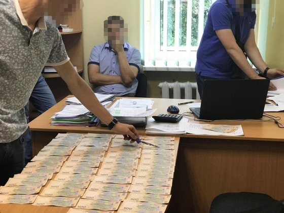 На отриманні неправомірної вигоди затримано заступника начальника управління освіти Краматорської міської ради