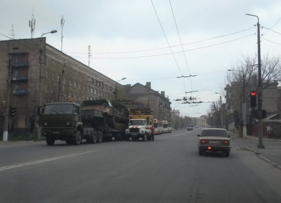 Алчевске пришлось поднимать троллейбусную сеть для проезда