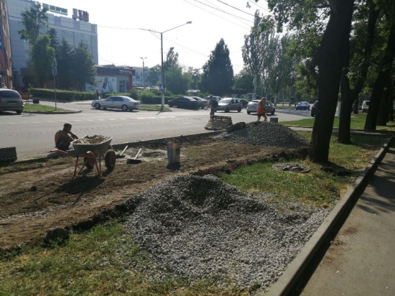 Возле ОШ№22 Краматорска начали благоустраивать территорию и наводить красоту 