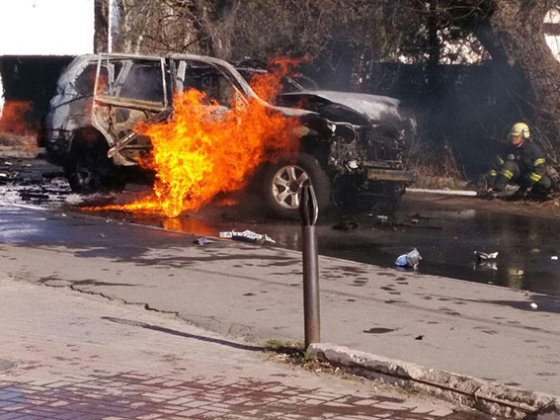 Полиция устанавливает обстоятельства взрыва автомобиля в Мариуполе (фото, видео)