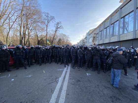 Под Радой произошли стычки противников рынка земли с полицией: камни против слезоточивого газа (фото, видео)