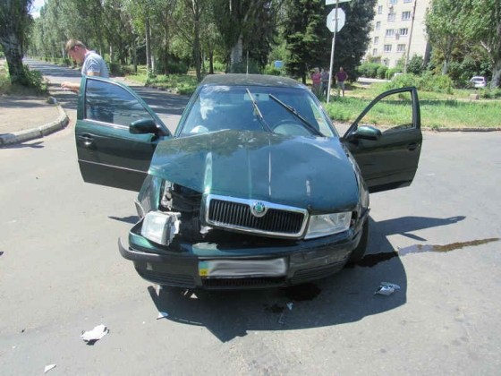 В центре Краматорска на перекрестке столкнулись два автомобиля