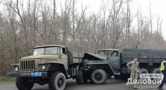 Два военных “Урала” столкнулись при въезде в Славянск. Пострадал и легковой автомобиль