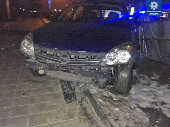 В центре Краматорска пьяный водитель врезался в дорожное ограждение