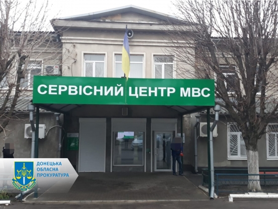 Сотрудника сервисного центра подозревают в содействии гражданам при пересдаче экзаменов по автовождению
