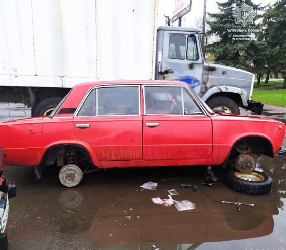 В Краматорську патрульні виявили чоловіка, який розкрадав покинуті автівки